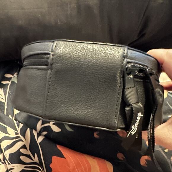 Disney Vera Bradley Snow White Cosmetic Case Retired - Picture 2 of 7